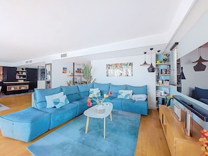 Meubles, Design Intérieur, Canapé, Sol, Sol, Salon, Plafond, Pièce, Appartement, Table