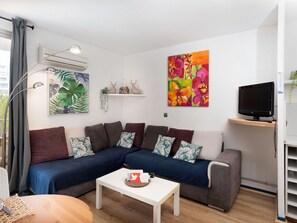 Furniture, Property, Couch, Picture Frame, Table, Lighting, Interior Design, Comfort, Living Room, Floor