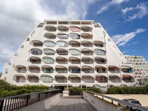 Cloud, Sky, Building, Daytime, Urban Design, Condominium, Tower Block, Neighbourhood, Plant, Residential Area