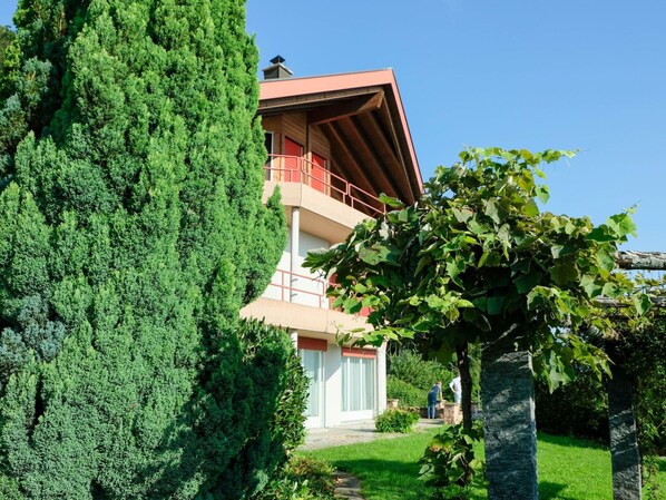 Plante, Ciel, Propriété, Bâtiment, Arbre, Herbe, Chalet, Arbuste, À Feuilles Persistantes, Paysage