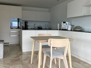 Meubles, Sol, Design Intérieur, Sol, Bois, Cuisine, Comptoir, Chaise, Éclairage, Cabinetry