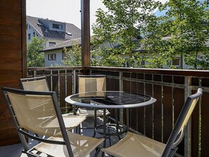 Tabelle, Möbel, Gebäude, Fenster, Stuhl, Holz, Gartenmöbel, Schatten, Tisch Im Freien, Baum