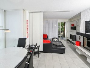 Eigentum, Gebäude, Komfort, Interior Design, Wohnzimmer, Fernsehen, Flooring, Lampe, Fussboden, Automobil-Design