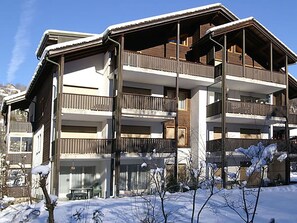 Himmel, Gebäude, Fenster, Schnee, Pflanze, Steigung, Haus, Abstellgleis, Hütte, Holz