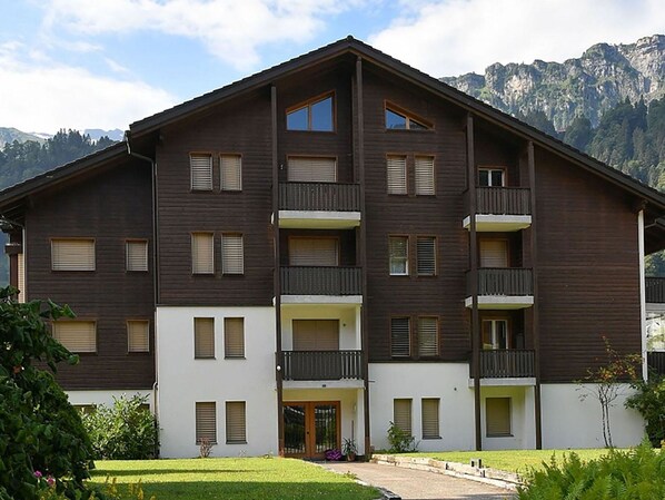 Wolke, Pflanze, Himmel, Gebäude, Eigentum, Fenster, Haus, Grundstueck, Baum
