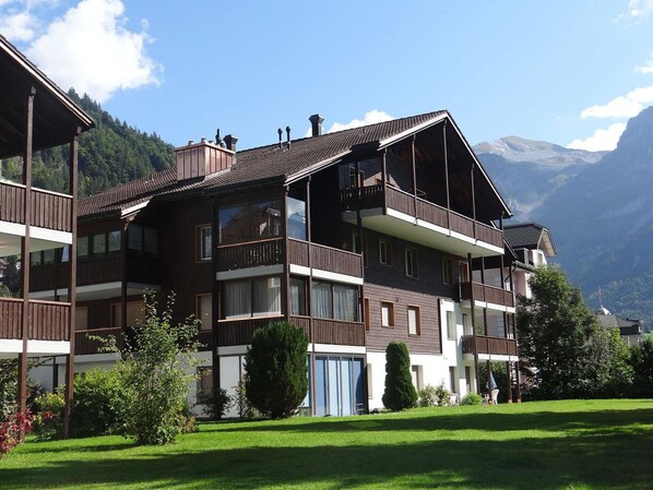 Himmel, Pflanze, Gebäude, Wolke, Fenster, Baum, Haus, Holz, Urban Design, Steigung