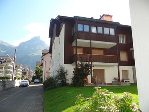 Himmel, Pflanze, Gebäude, Wolke, Fenster, Baum, Haus, Holz, Urban Design, Steigung