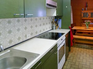 Evier, Cabinetry, Comptoir, Évier, Robinet, Meubles, Propriété, Luminaire Plomberie, Cuisine, Éclairage