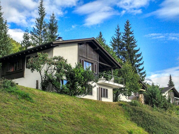Nuage, Ciel, Plante, Bâtiment, Fenêtre, Arbre, Paysage Naturel, Maison, Lot Terre, Pente