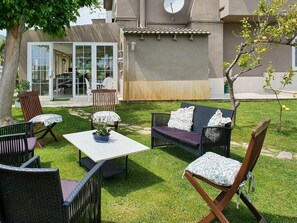 Meubles, Plante, Propriété, Bâtiment, Vert, Ombre, Chaise, Mobilier De Jardin, Arbre, Herbe