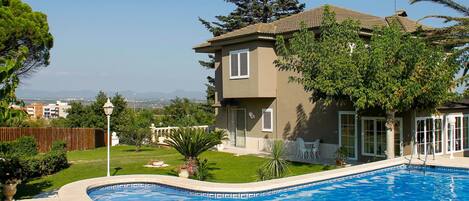 Water, Plant, Sky, Property, Building, Swimming Pool, Azure, Tree, Outdoor Furniture, Window