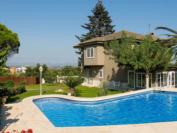 L'Eau, Plante, Ciel, Propriété, Bâtiment, Piscine, Bleu Azur, Arbre, Mobilier De Jardin, Fenêtre