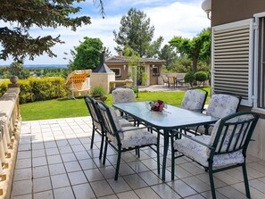 Plante, Table, Meubles, Bâtiment, Nuage, Chaise, Ciel, Arbre, Fenêtre, Tableau De Plein Air