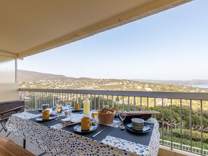 Ciel, Table, Vaisselle, Meubles, Propriété, Bâtiment, Plante, Chaise, Bleu Azur, Mobilier De Jardin