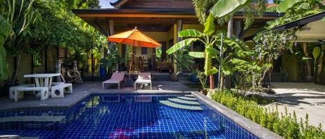 Villa Sunstone with salt water swimming pool and jetted plunge pool