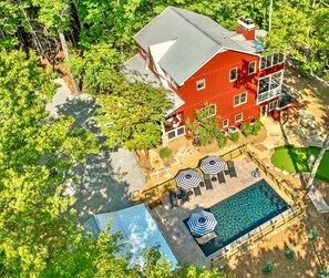 Southern Ridge Manor - Mountain farmhouse cabin with pool, cabana, putting green, outdoor kitchen, hot tub, fire pit.
