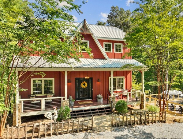 Southern Ridge Manor - Secluded mountain farmhouse cabin with pool, cabana, putting green, outdoor kitchen, hot tub, fire pit.