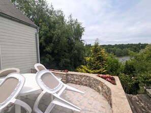 Terrasse en hauteur avec vue sur le lac