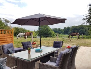 Die Pferde gucken schon mal zur Terrasse rüber. :)