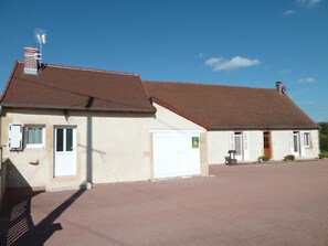 Sur la gauche : entrée de la chambre indépendante