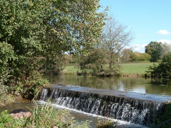 Au fond du jardin, la rivière qui va vers l'ancien moulin...