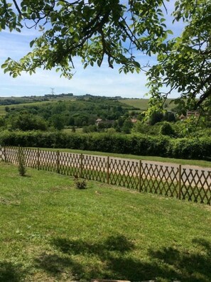 Vue sur la campagne environnante depuis le jardin