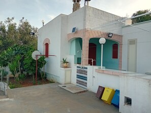 villetta con terrazzo e doccia esterna con acqua calda