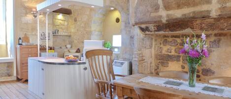 Cuisine et salle à manger avec Cheminée et arche datant du XIIIe siècle