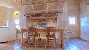 Salle à manger avec cheminée