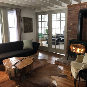 Livingroom with Gas Fireplace