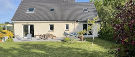 La maison vue du jardin arrière avec sa grande terrasse ( 45m2 ).