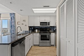Fully equipped kitchen & plenty of counter space to help make meal prep a snap.