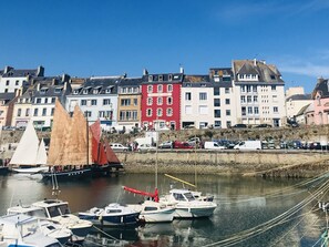 Situé au 1er étage de l’immeuble tout à droite, à l’angle de l’abri du Marin