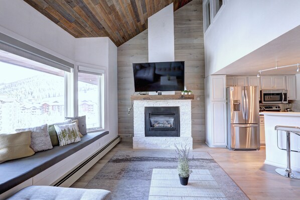 Mountain Modern Loft (Sleeps 5)