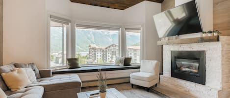 Comfortable space, stunning views of the sky chutes and resort!