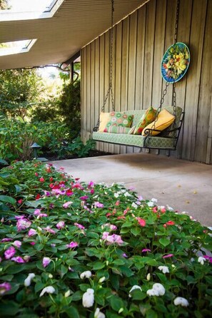 Swing next to the front door with views of the garden and the vineyard.