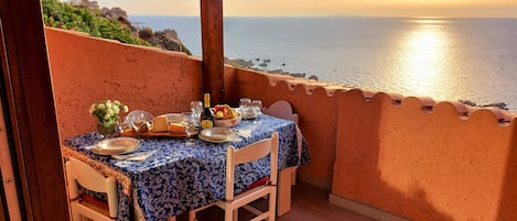 Angolo pranzo vista mare in terrazza