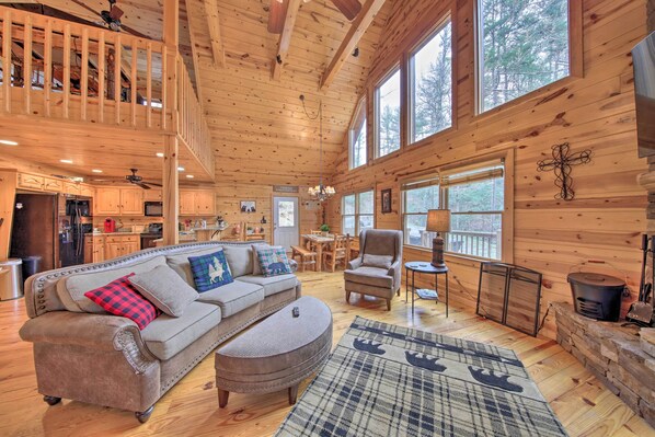 Blue Ridge Vacation Rental | 3BR | 3BA | 3-Story Cabin | 2,520 Sq Ft