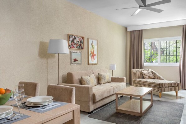 A welcoming living space with a cozy layout, ideal for relaxation after a day of exploration.