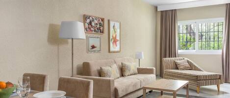 A welcoming living space with a cozy layout, ideal for relaxation after a day of exploration.