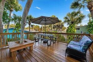 Set the cozy picnic table and enjoy your meals while soaking in the sea breeze.
