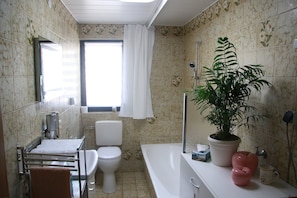 Kinderfreundliche Ferienwohnung mit familiärem Ambiente und Terrasse-Badezimmer