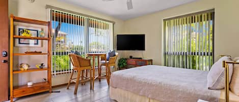 Tropical studio with King bed, split system AC, 50" Smart TV