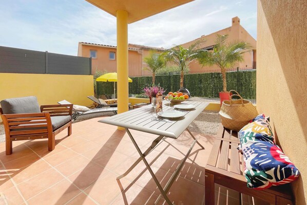  La clé d'un été réussi  : bains de soleil et table pour les repas à l'extérieur