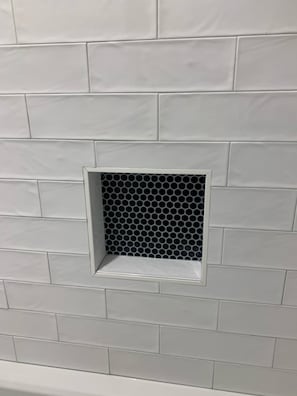 Tiled full bath/shower