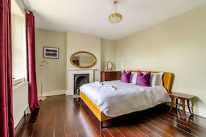 Milton House Master Bedroom - StayCotswold