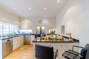 Milton House Kitchen - StayCotswold