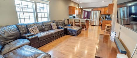 Huge couch and TV. Tall ceilings! Enjoy conversation with ample seating