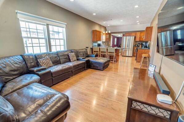 Huge couch and TV. Tall ceilings! Enjoy conversation with ample seating