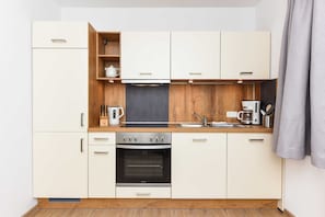 Wohnzimmer mit integriertem KĂŒchenbereich